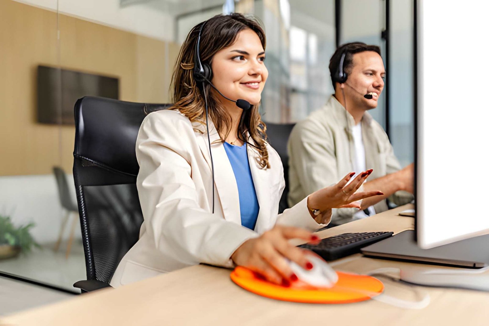 Telemarketeer van Telemarketingbureau tijdens een klantgesprek